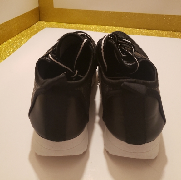 3/$15 Twisted Black & White Women's Sneaker Size 6.5 - Picture 3 of 6